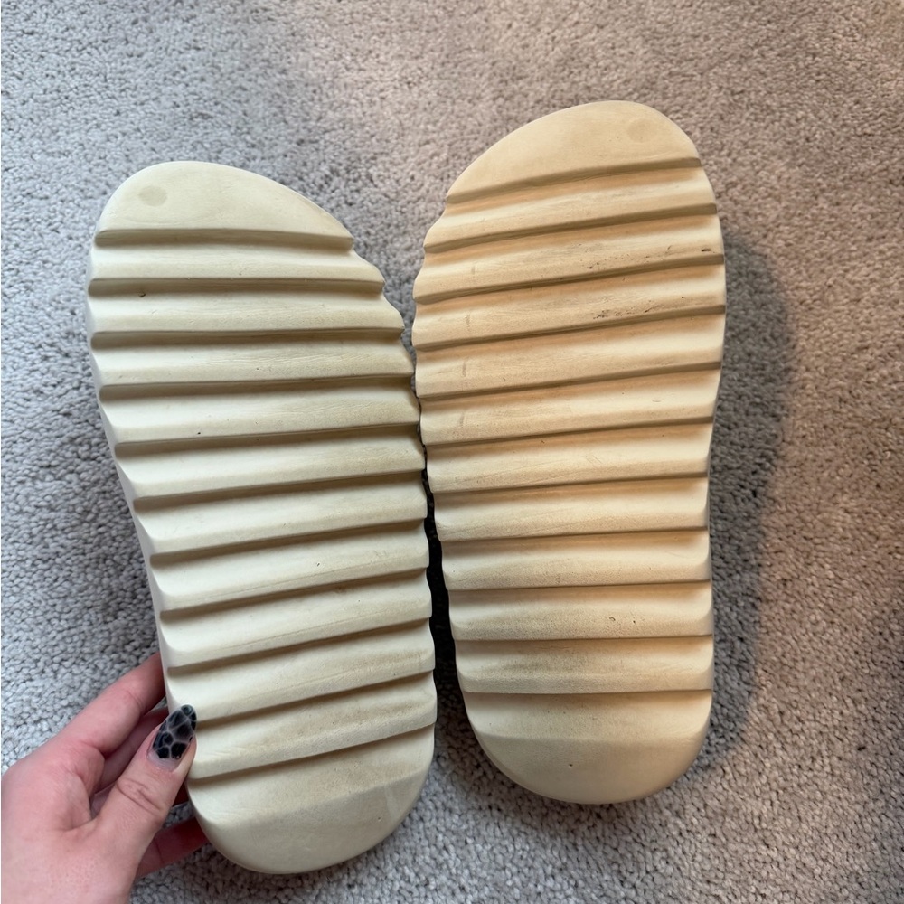 Adidas Yeezy Cream Bone Slide Sandals - Picture 4 of 7